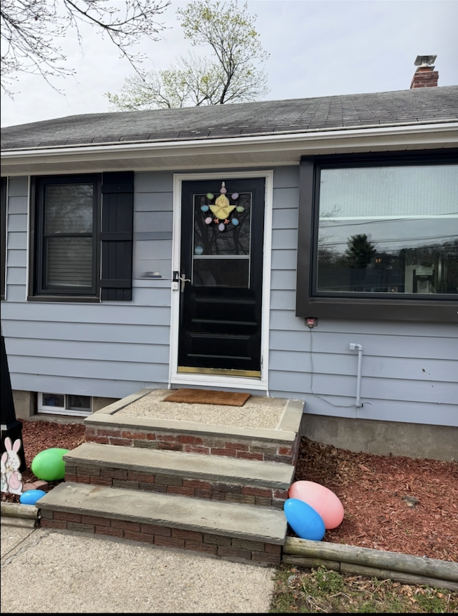 Before: Front view of ranch home before portico project in Pompton Lakes, NJ